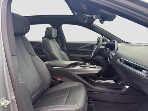 Used 2024 Cadillac Lyriq Luxury AWD/4WD image 17