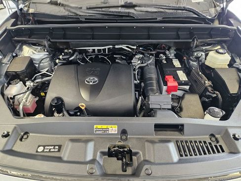 Used 2022 Toyota Highlander LE AWD/4WD image 33
