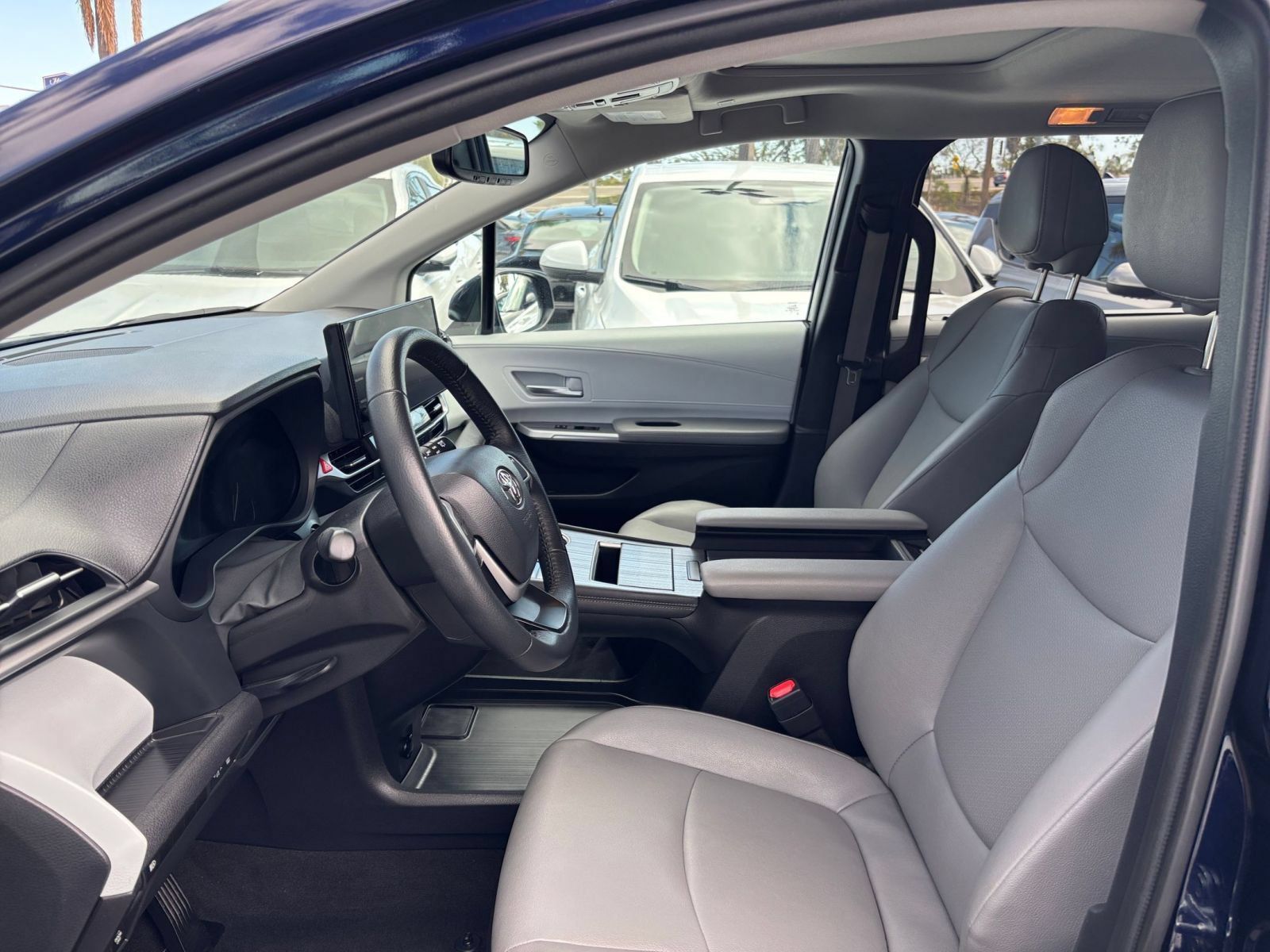 Used 2025 Toyota Sienna XLE FWD image 27