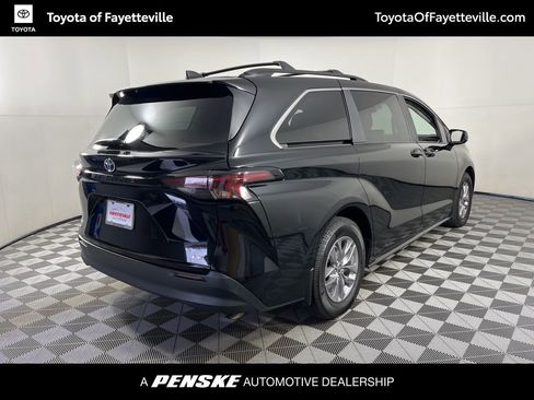 Used 2025 Toyota Sienna LE w/ LE Plus Package image 5