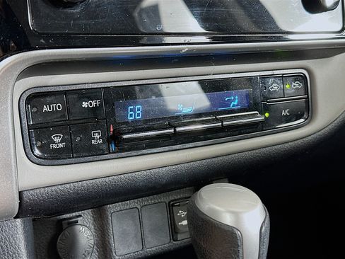 Used 2017 Toyota Corolla LE w/ Carpet Mat Package (TMS) FWD image 23