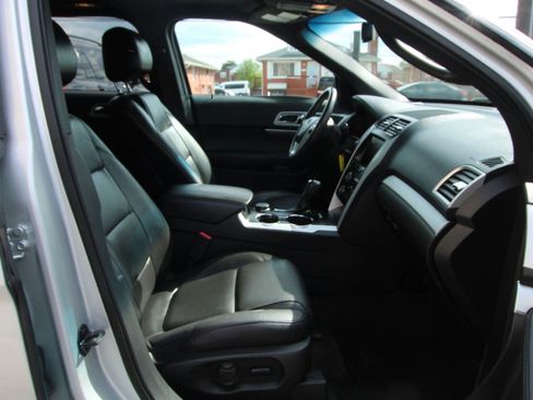 Used 2014 Ford Explorer XLT w/ Equipment Group 202A AWD/4WD image 10
