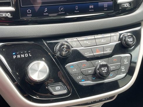 Used 2024 Chrysler Pacifica Touring-L FWD image 23