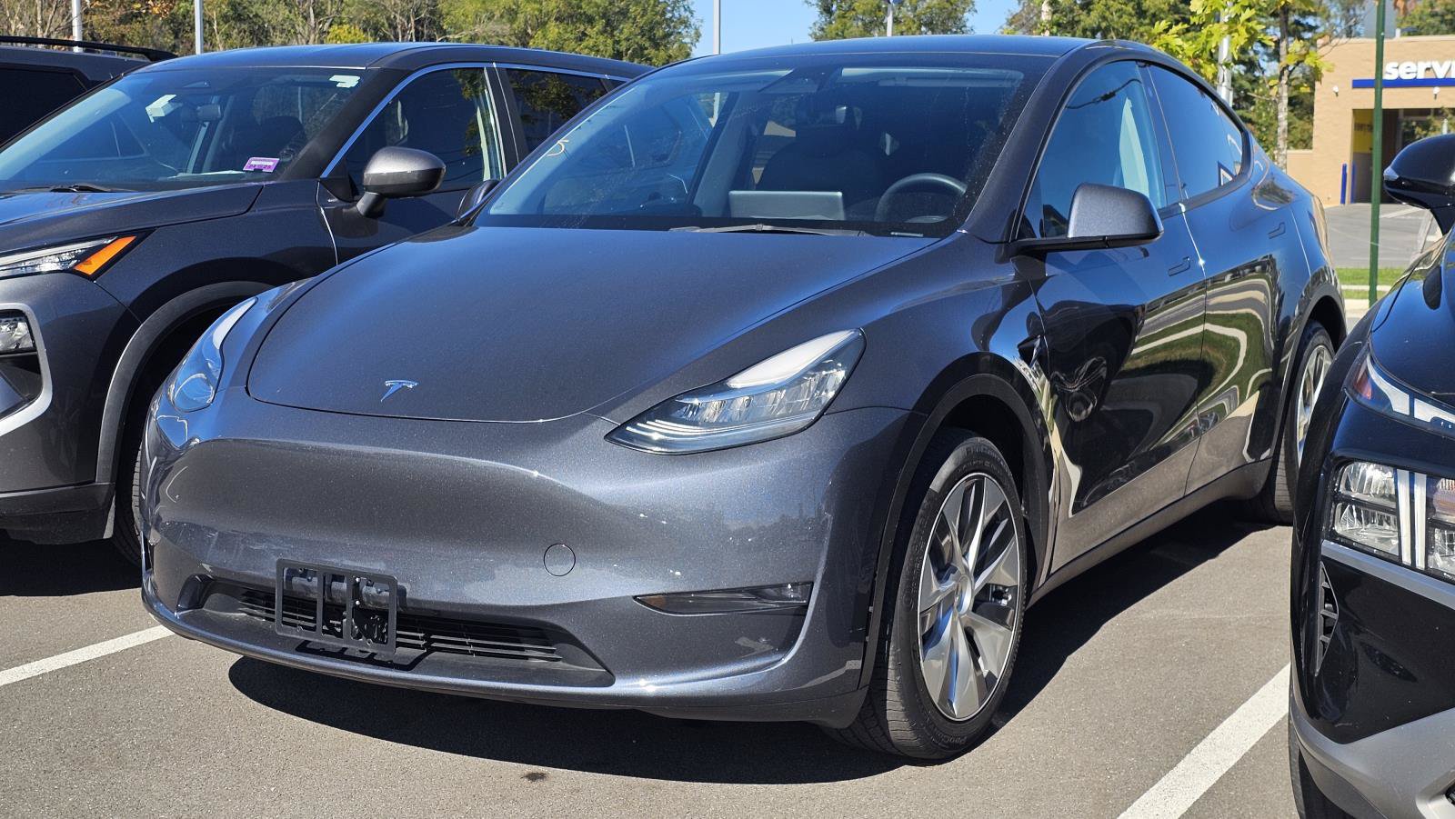 Used 2023 Tesla Model Y Long Range AWD/4WD image 1