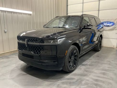 Used 2025 Lincoln Navigator Reserve w/ Jet Appearance Package image 3