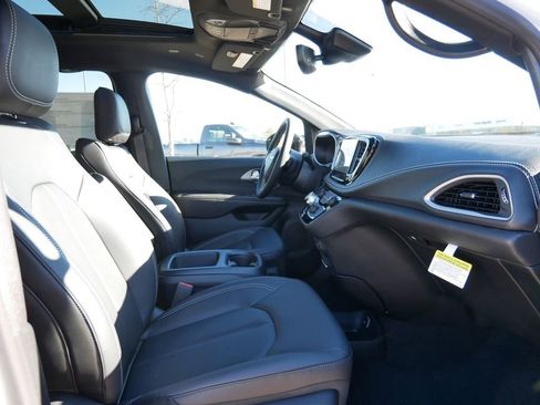 New 2026 Chrysler Pacifica Select AWD/4WD image 22