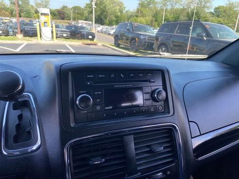 Used 2014 Dodge Grand Caravan SE FWD image 16