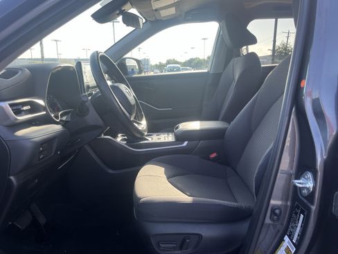 Used 2022 Toyota Highlander LE AWD/4WD image 30