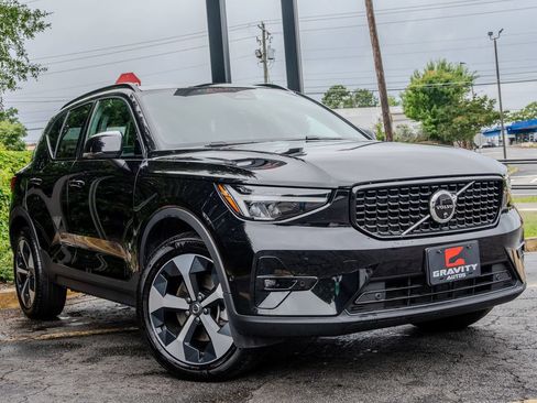 Used 2025 Volvo XC40 B5 Plus AWD/4WD image 3