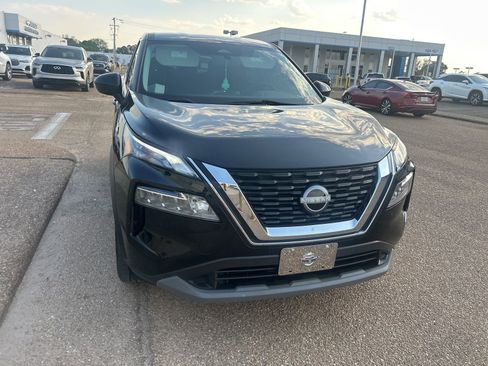 Used 2023 Nissan Rogue SV image 2
