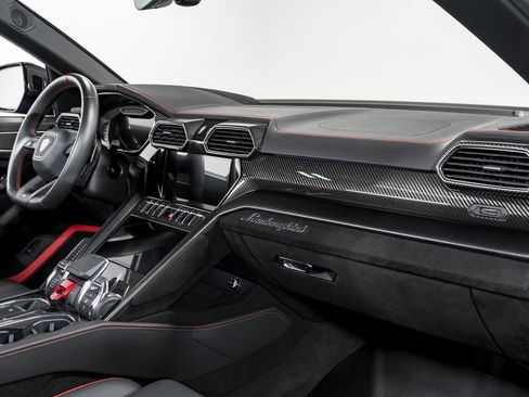 Used 2024 Lamborghini Urus Performante AWD/4WD image 39