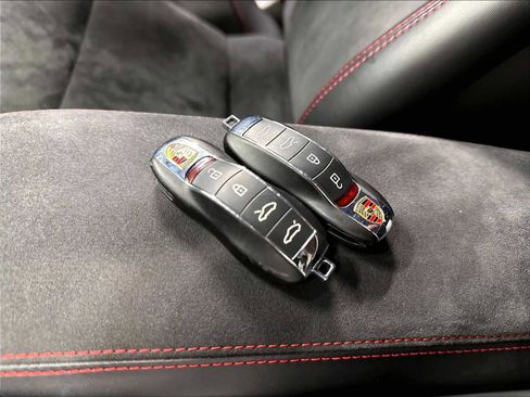 Used 2021 Porsche 718 Boxster Spyder RWD image 36