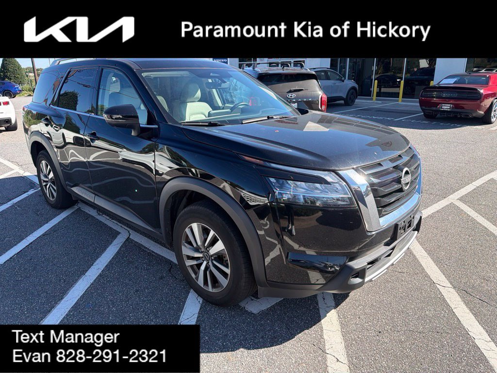 Used 2023 Nissan Pathfinder SL AWD/4WD image 2