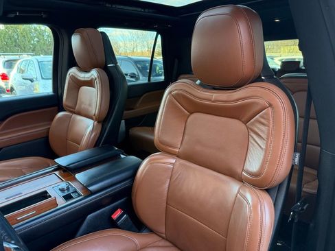 Used 2019 Lincoln Navigator Reserve image 11