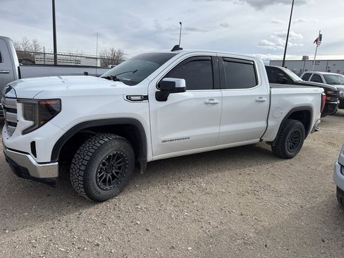 Used 2024 GMC Sierra 1500 SLE image 17