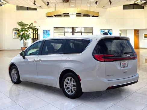 Used 2023 Chrysler Pacifica Touring-L FWD image 7