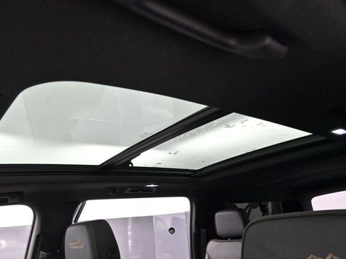 Used 2022 Chevrolet Suburban High Country AWD/4WD image 32