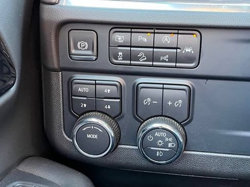 Used 2025 Chevrolet Suburban Z71 AWD/4WD image 13