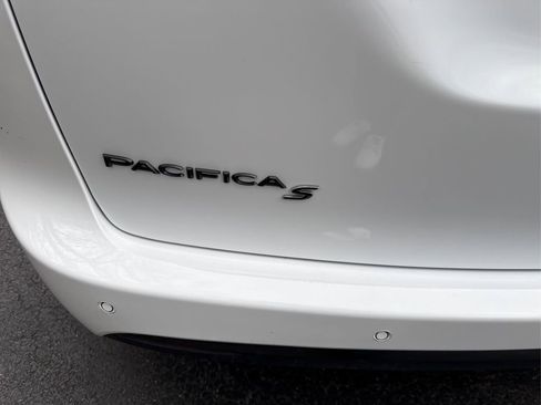 Used 2024 Chrysler Pacifica Limited w/ S Appearance Package image 15