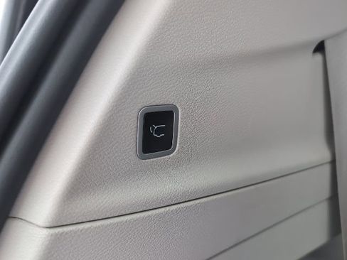 Used 2024 Chrysler Pacifica Touring-L image 28