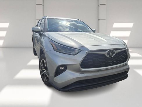 Used 2022 Toyota Highlander XLE image 3