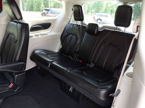 Used 2024 Chrysler Pacifica Touring-L FWD image 37