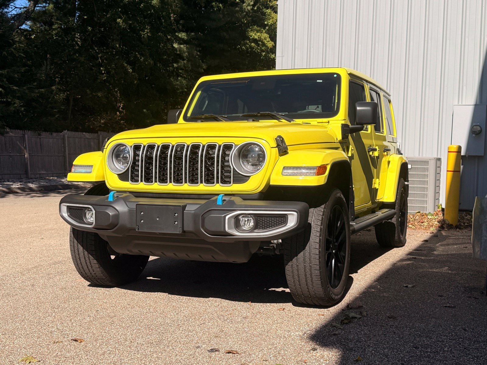 Used 2024 Jeep Wrangler Unlimited Sahara w/ Technology Group AWD/4WD image 3