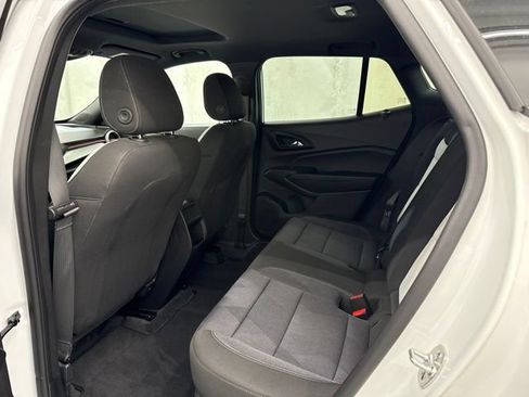 Used 2025 Chevrolet Trax RS w/ Sunroof Package FWD image 17