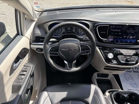Used 2023 Chrysler Pacifica Touring-L FWD image 2