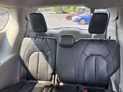 Used 2017 Chrysler Pacifica Touring-L FWD image 23