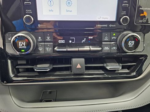Used 2022 Toyota Highlander XLE AWD/4WD image 25