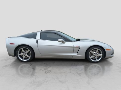 Used 2005 Chevrolet Corvette Coupe w/ Preferred Equipment Group RWD image 9