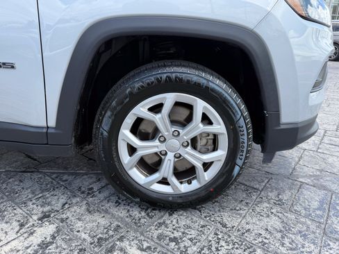 Used 2024 Jeep Compass Latitude AWD/4WD image 9