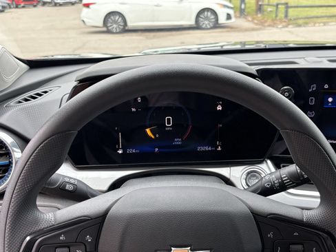 Used 2025 Chevrolet Trax LT FWD image 39