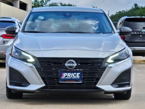 Used 2024 Nissan Altima 2.5 SV image 2