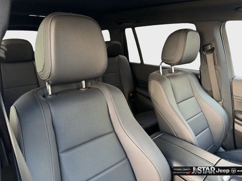 Used 2025 Mercedes-Benz GLS 450 4MATIC w/ AMG Line Exterior image 13