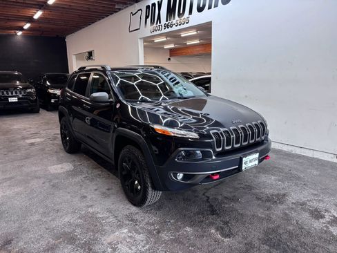 Used 2015 Jeep Cherokee Trailhawk w/ Comfort/Convenience Group AWD/4WD image 2