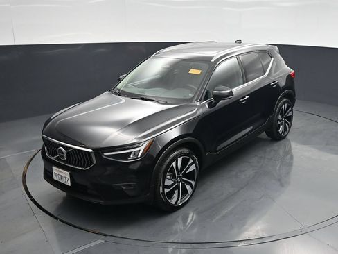 Used 2025 Volvo XC40 B5 Plus AWD/4WD image 35