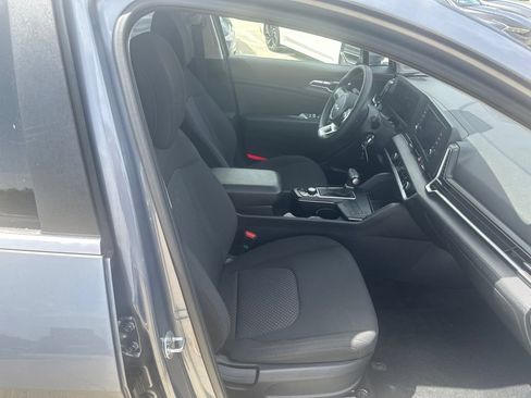 Used 2025 Kia Sportage LX FWD image 33