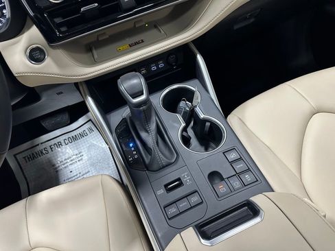 Used 2025 Toyota Highlander XLE image 41