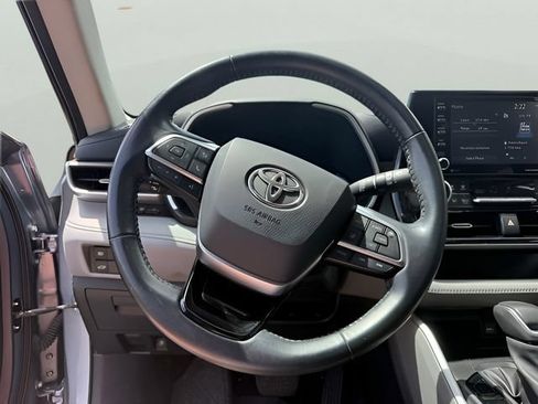 Used 2021 Toyota Highlander XLE AWD/4WD image 16