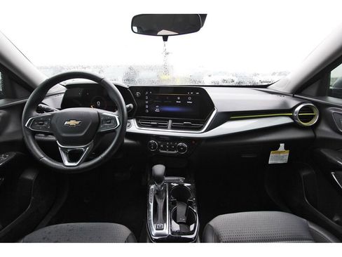 Used 2025 Chevrolet Trax LT w/ Driver Confidence Package FWD image 11