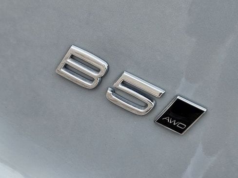 Certified 2025 Volvo XC40 B5 Plus AWD/4WD image 19