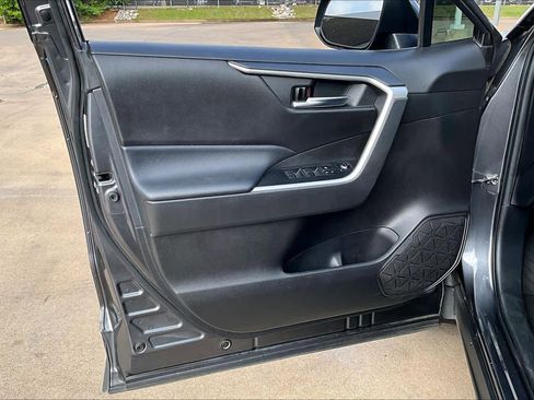 Used 2022 Toyota RAV4 XLE Premium image 25