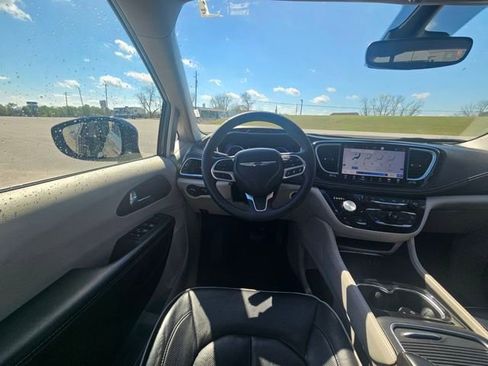 Used 2023 Chrysler Pacifica Limited image 13