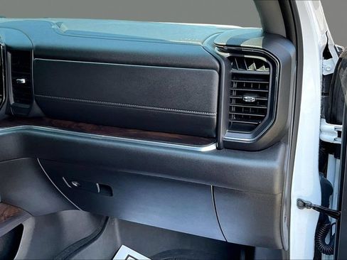 Used 2025 GMC Sierra 1500 SLT AWD/4WD image 16
