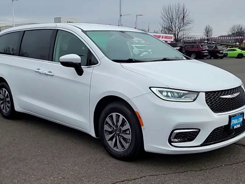 Used 2023 Chrysler Pacifica Touring-L image 2