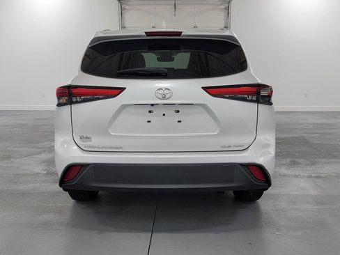 Used 2022 Toyota Highlander XLE AWD/4WD image 8