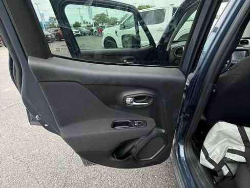 Used 2020 Jeep Renegade Latitude w/ Cold Weather Group AWD/4WD image 7