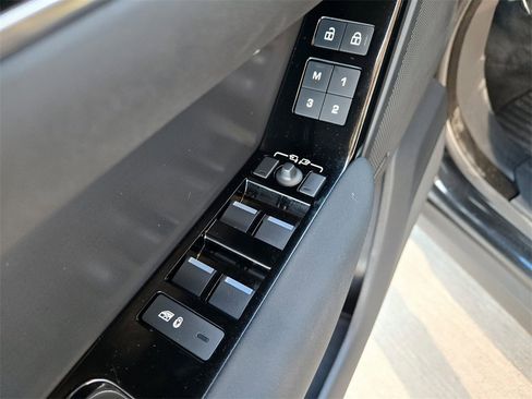 Used 2025 Land Rover Range Rover Velar Dynamic SE image 33